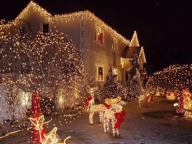 Profesyonel yılbaşı ışık süslemesi villa bahçe uygulaması